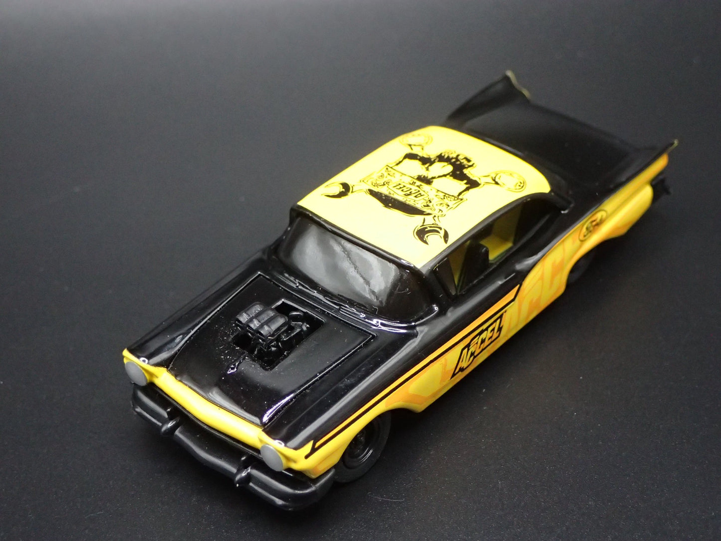 1957 57 FORD FAIRLANE 500 ACCEL 1:64 SCALE COLLECTIBLE DIORAMA DIECAST MODEL CAR