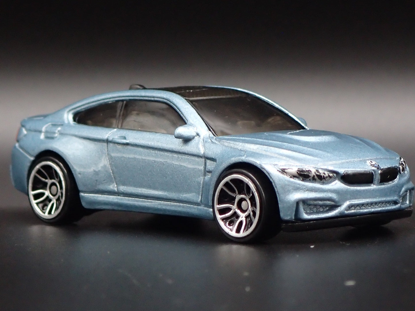 2014-2020 BMW M4 F82 COUPE 1:64 SCALE COLLECTIBLE DIORAMA DIECAST MODEL CAR