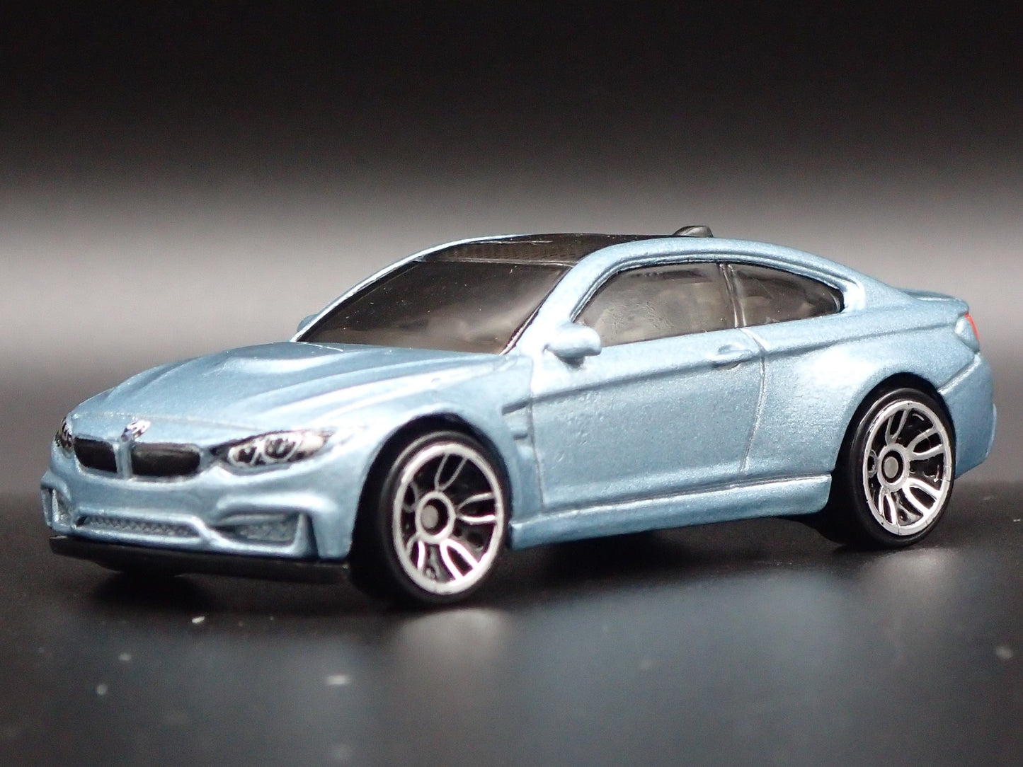 2014-2020 BMW M4 F82 COUPE 1:64 SCALE COLLECTIBLE DIORAMA DIECAST MODEL CAR