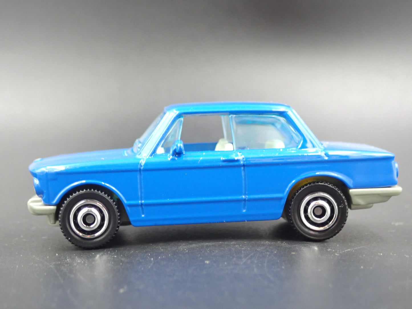 1966-1977 BMW 2002 BLUE 1:64 SCALE LIMITED COLLECTIBLE DIORAMA DIECAST MODEL CAR