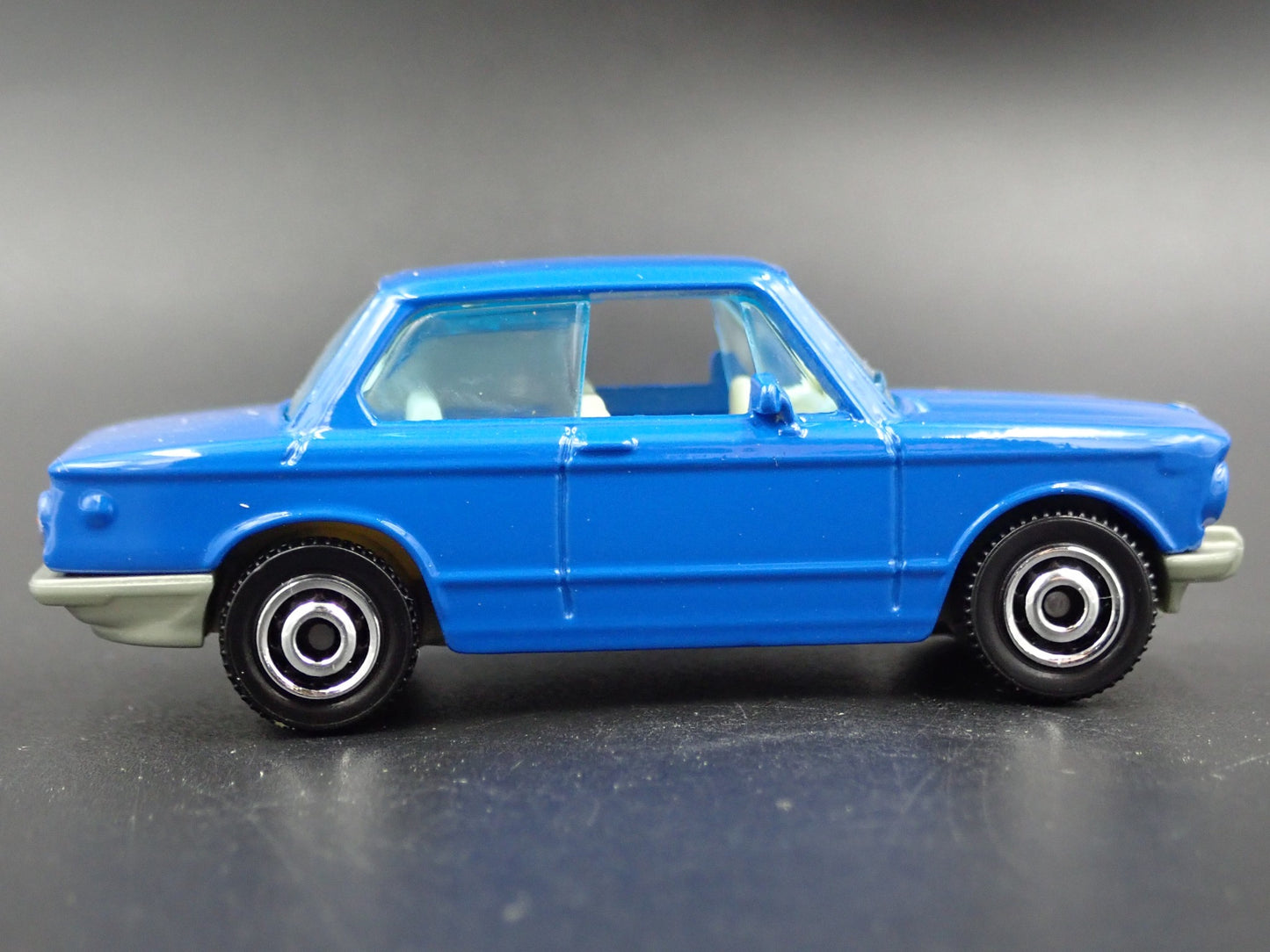 1966-1977 BMW 2002 BLUE 1:64 SCALE LIMITED COLLECTIBLE DIORAMA DIECAST MODEL CAR