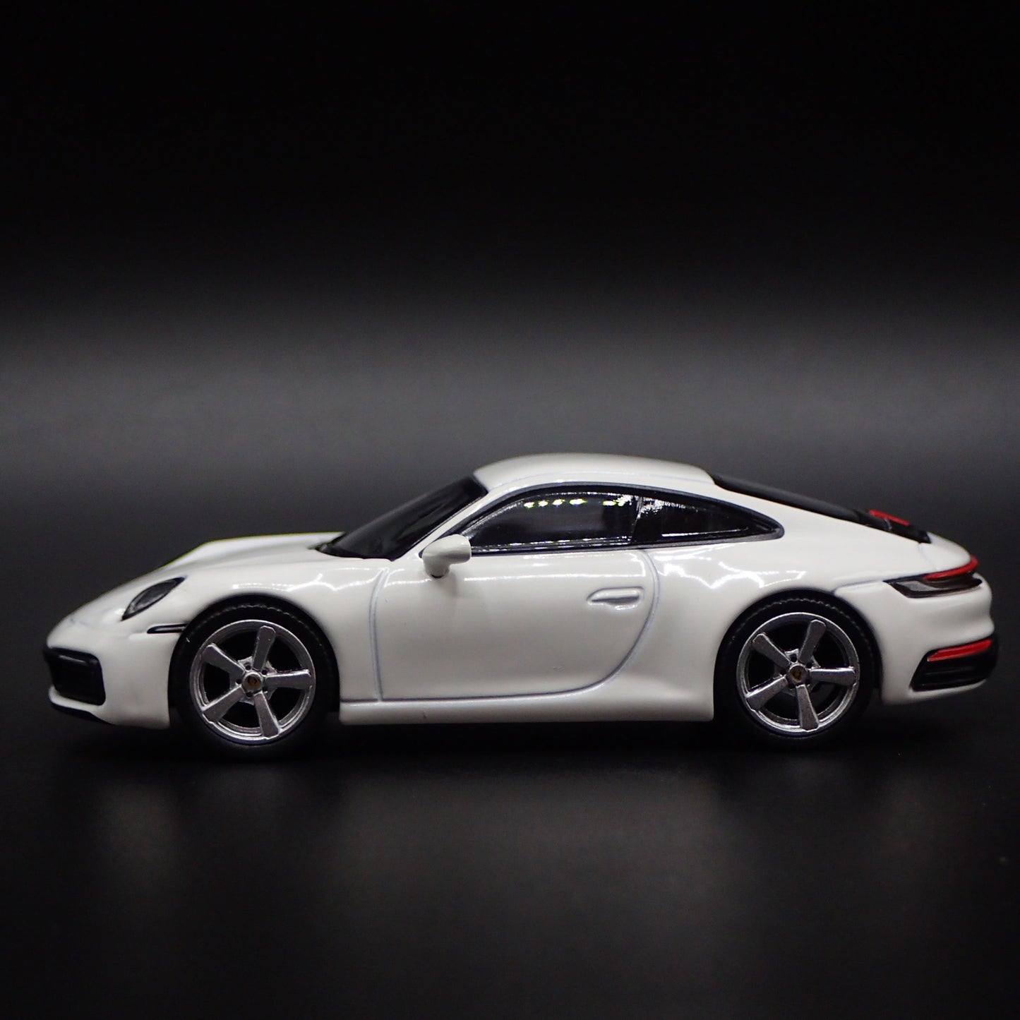 2018-2025 PORSCHE 911 CARRERA S 992 WHITE 1:64 SCALE DIORAMA DIECAST MODEL CAR