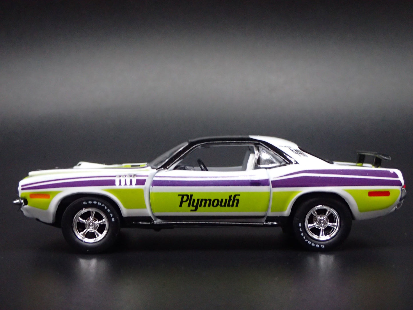 1971 71 PLYMOUTH HEMI CUDA 440 GREEN RARE 1:64 SCALE DIORAMA DIECAST MODEL CAR