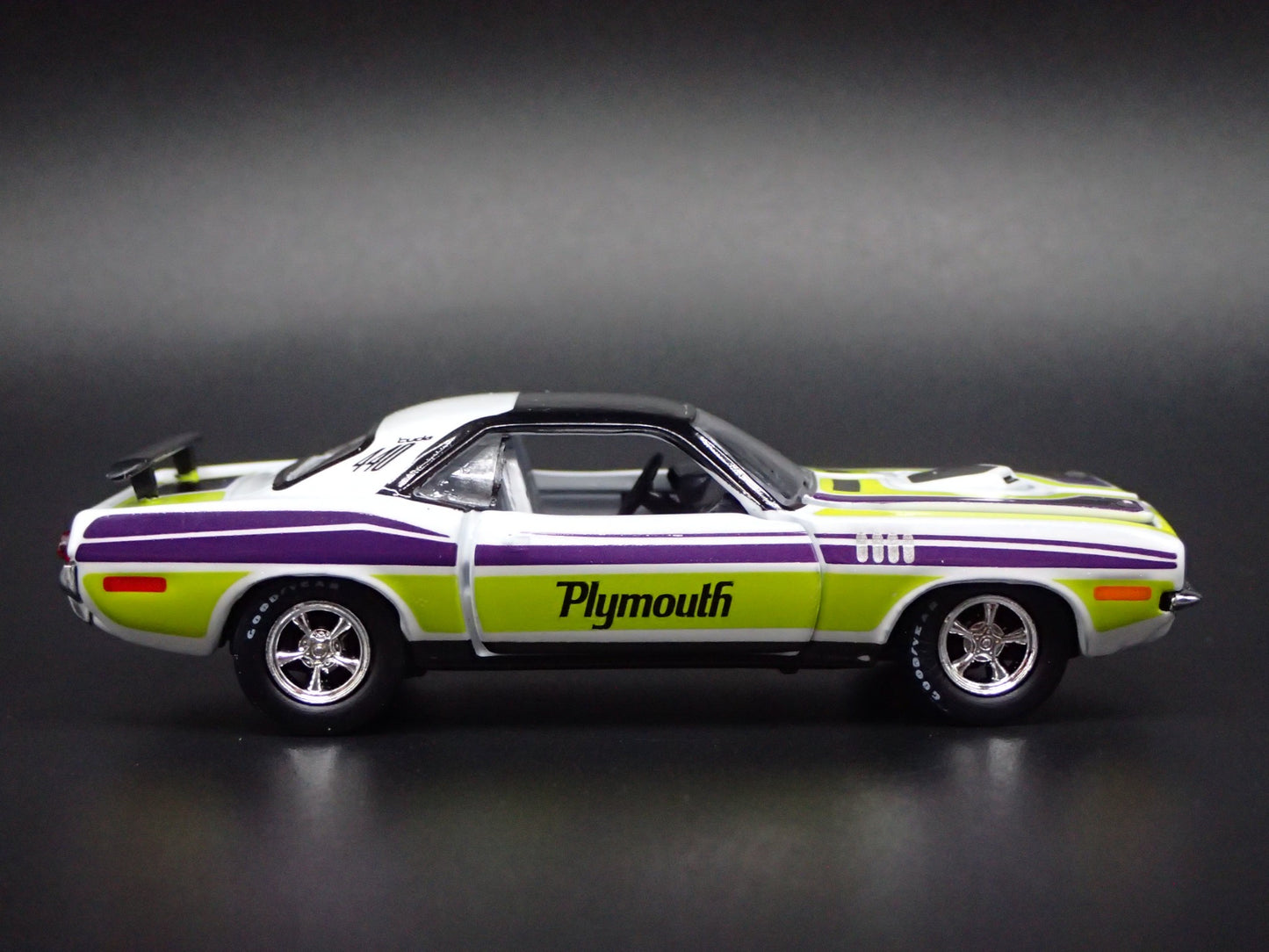 1971 71 PLYMOUTH HEMI CUDA 440 GREEN RARE 1:64 SCALE DIORAMA DIECAST MODEL CAR
