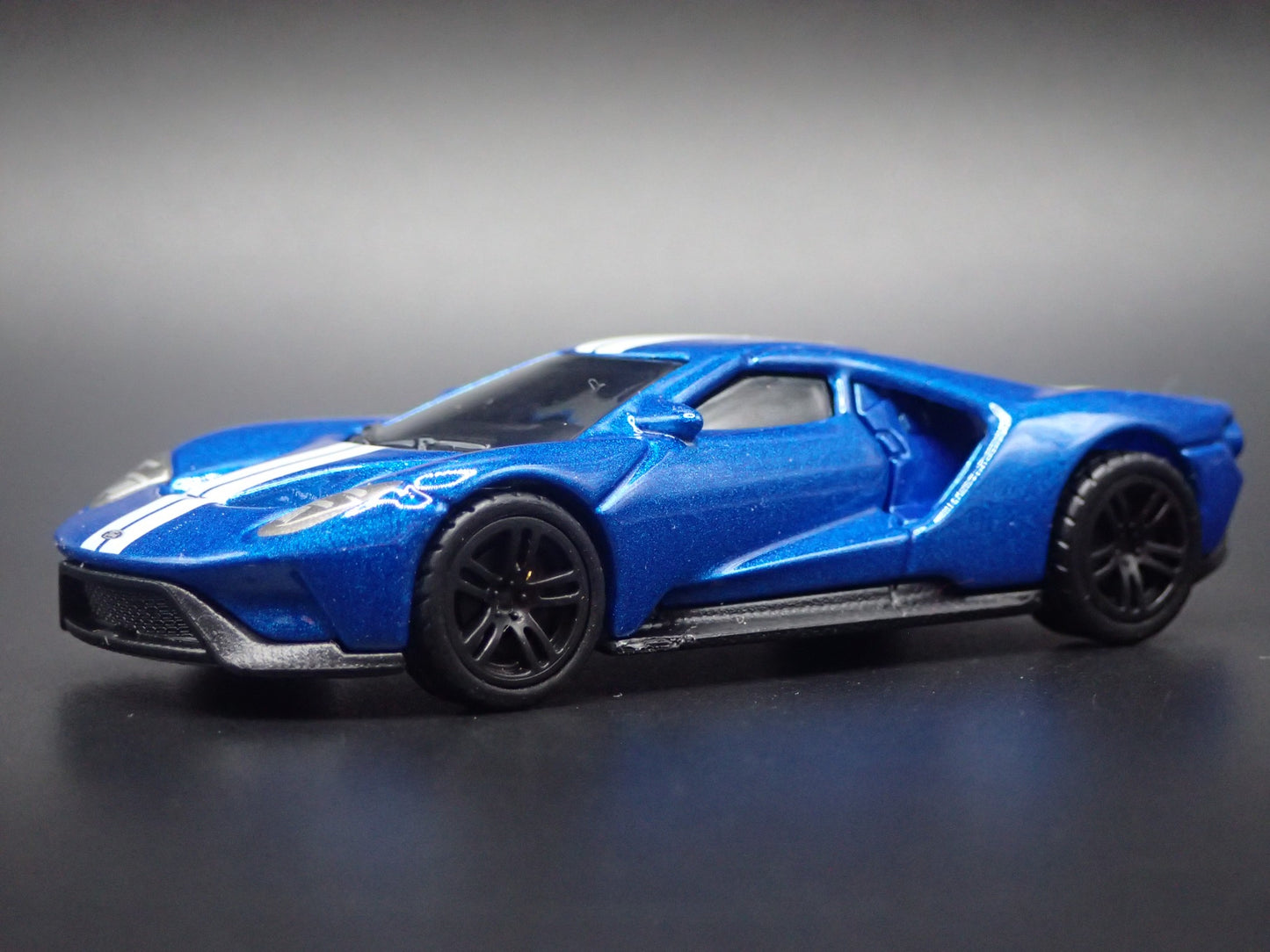 2017-2022 FORD GT SUPERCAR BLUE 1:64 SCALE COLLECTIBLE DIORAMA DIECAST MODEL CAR