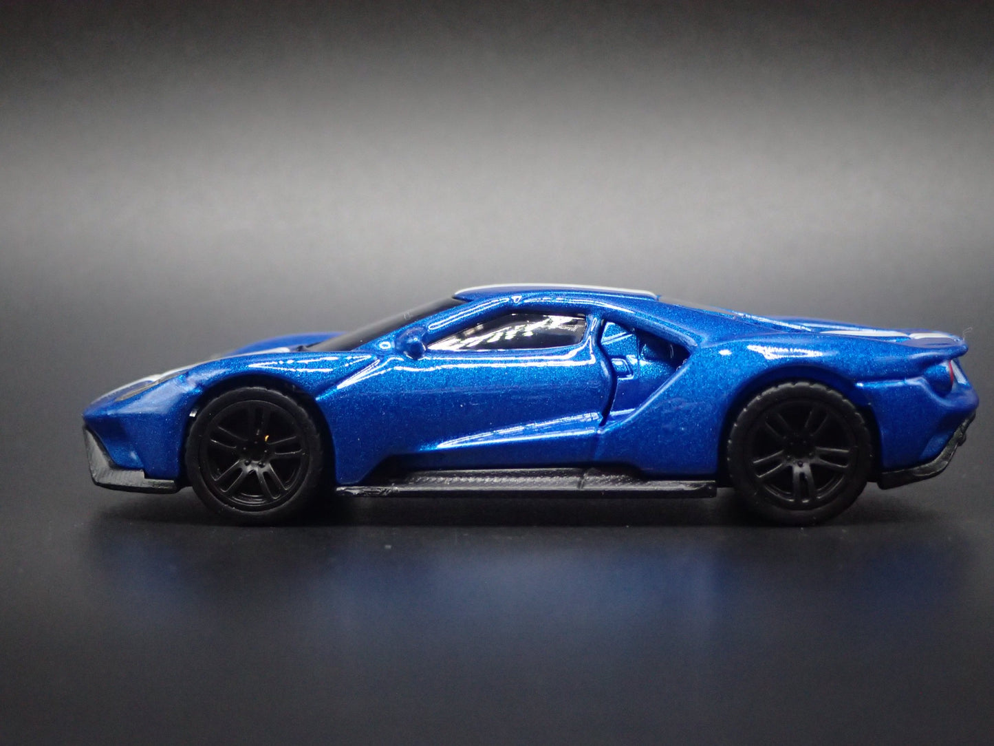 2017-2022 FORD GT SUPERCAR BLUE 1:64 SCALE COLLECTIBLE DIORAMA DIECAST MODEL CAR