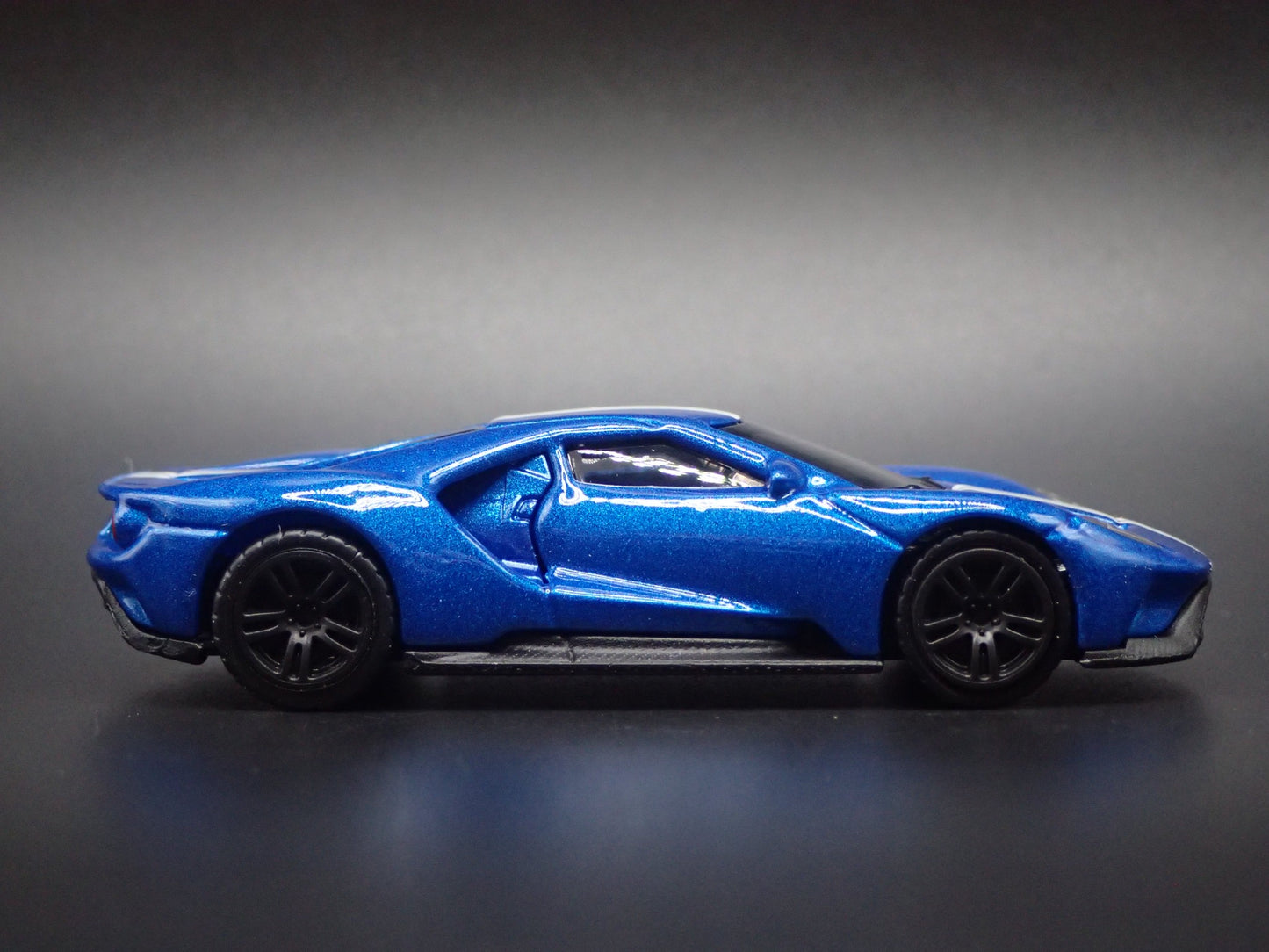 2017-2022 FORD GT SUPERCAR BLUE 1:64 SCALE COLLECTIBLE DIORAMA DIECAST MODEL CAR