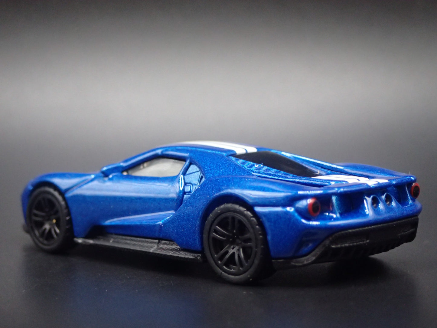 2017-2022 FORD GT SUPERCAR BLUE 1:64 SCALE COLLECTIBLE DIORAMA DIECAST MODEL CAR