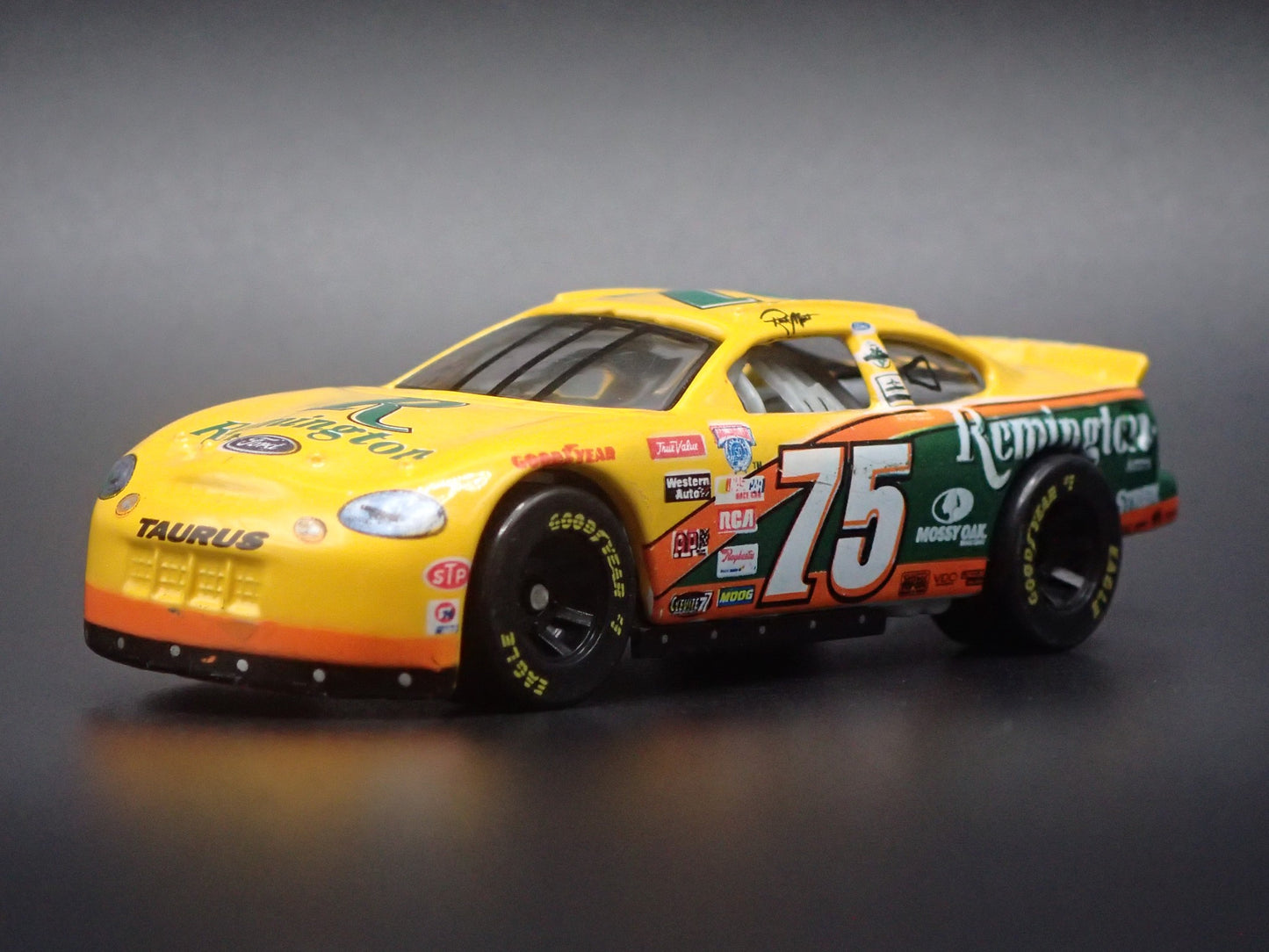 1998 98 FORD TAURUS 75 RICK MAST NASCAR 1:64 SCALE DIORAMA DIECAST MODEL CAR