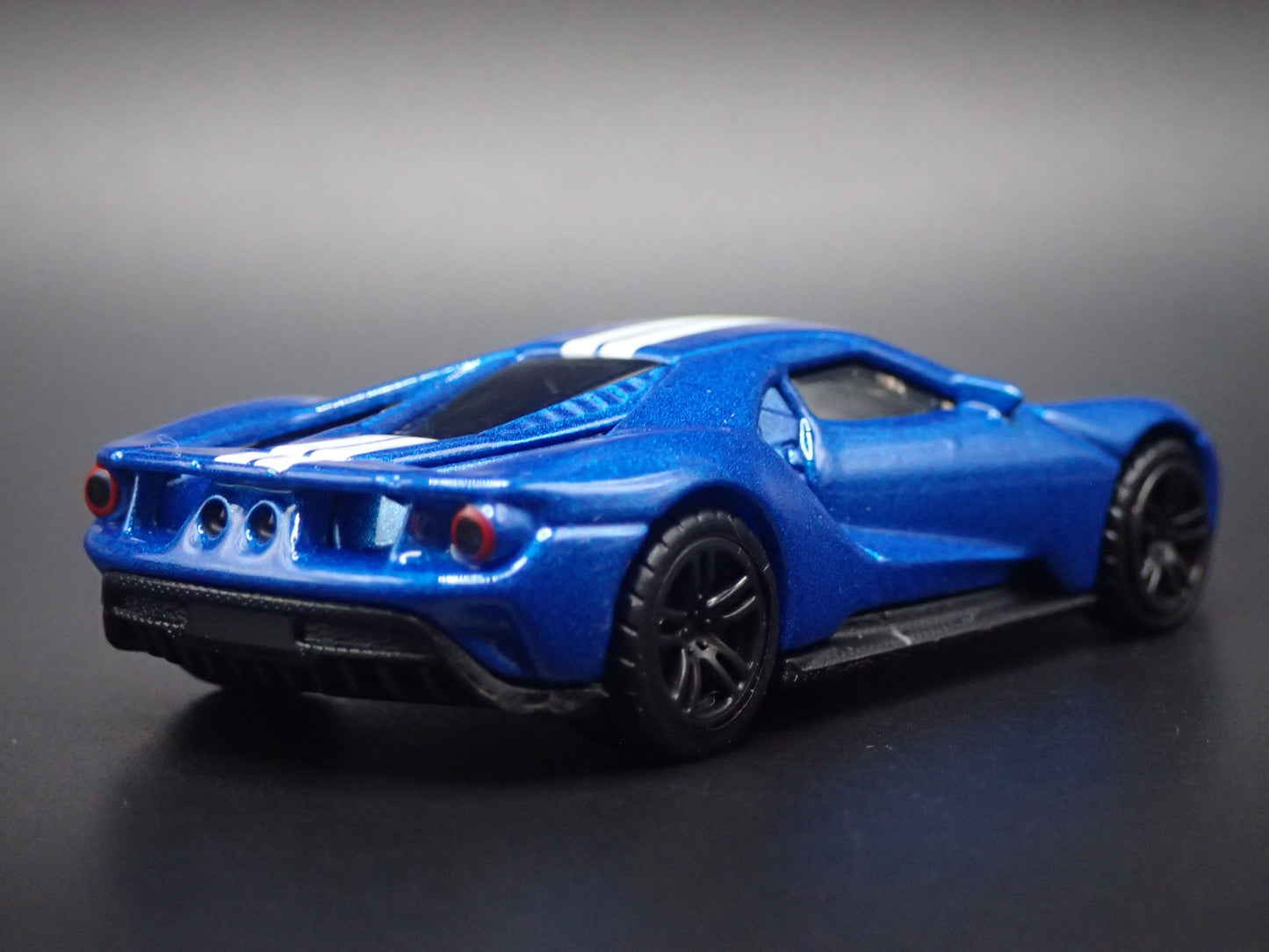 2017-2022 FORD GT SUPERCAR BLUE 1:64 SCALE COLLECTIBLE DIORAMA DIECAST MODEL CAR