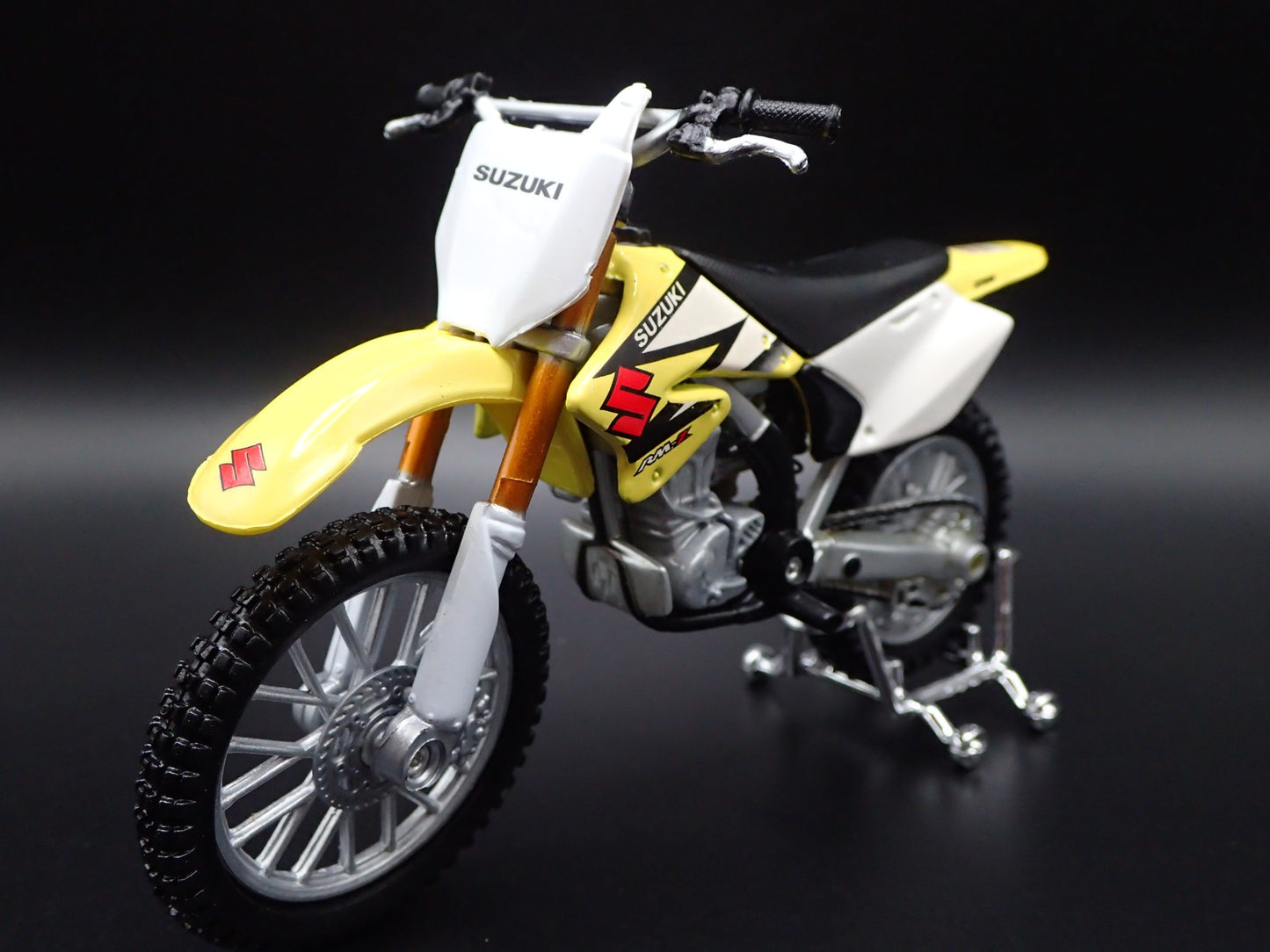 SUZUKI RM Z250 DIRT BIKE MOTORCYCLE YELLOW 1/18 SCALE DIORAMA DIECAST MODEL BIKE