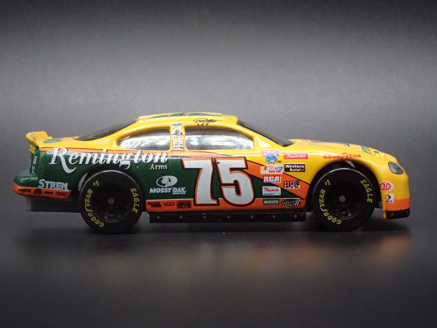 1998 98 FORD TAURUS 75 RICK MAST NASCAR 1:64 SCALE DIORAMA DIECAST MODEL CAR