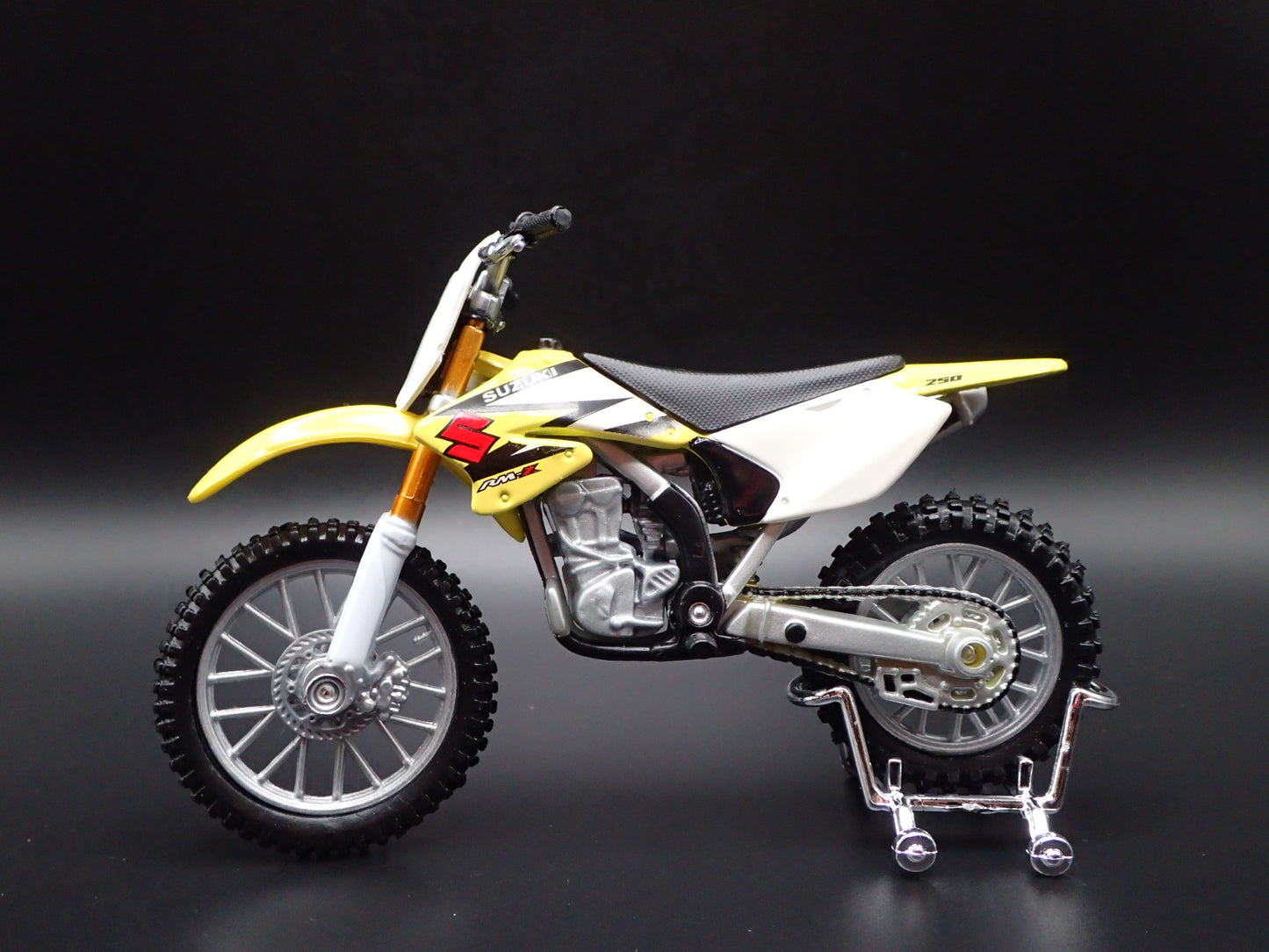 SUZUKI RM Z250 DIRT BIKE MOTORCYCLE YELLOW 1/18 SCALE DIORAMA DIECAST MODEL BIKE