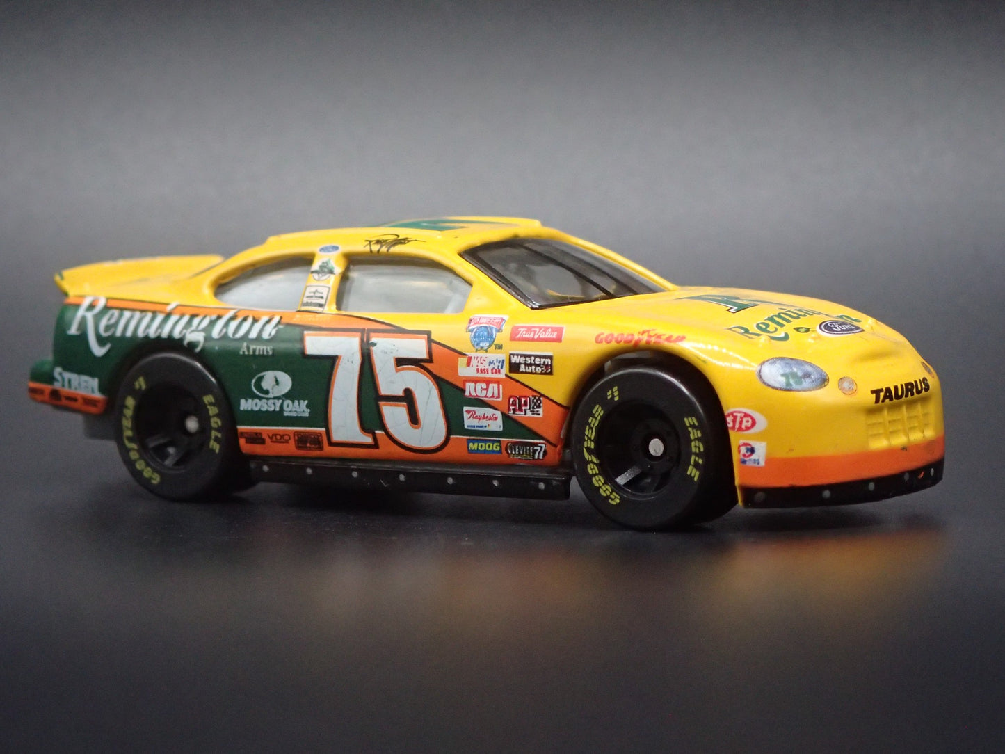 1998 98 FORD TAURUS 75 RICK MAST NASCAR 1:64 SCALE DIORAMA DIECAST MODEL CAR