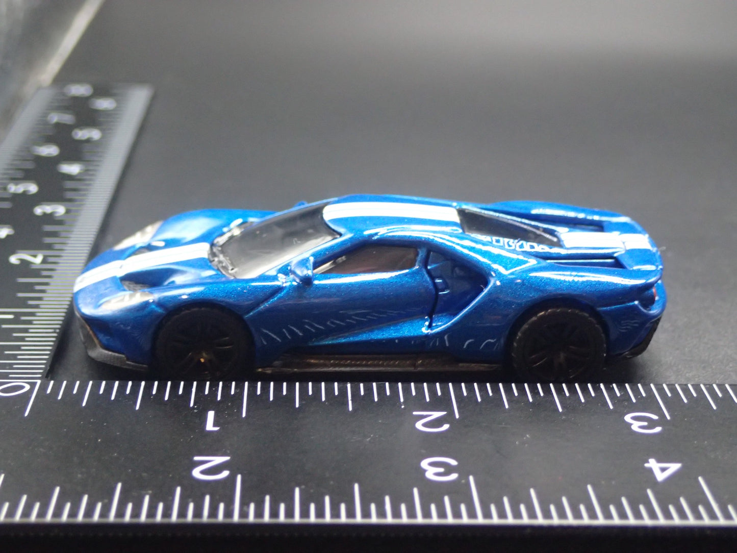 2017-2022 FORD GT SUPERCAR BLUE 1:64 SCALE COLLECTIBLE DIORAMA DIECAST MODEL CAR
