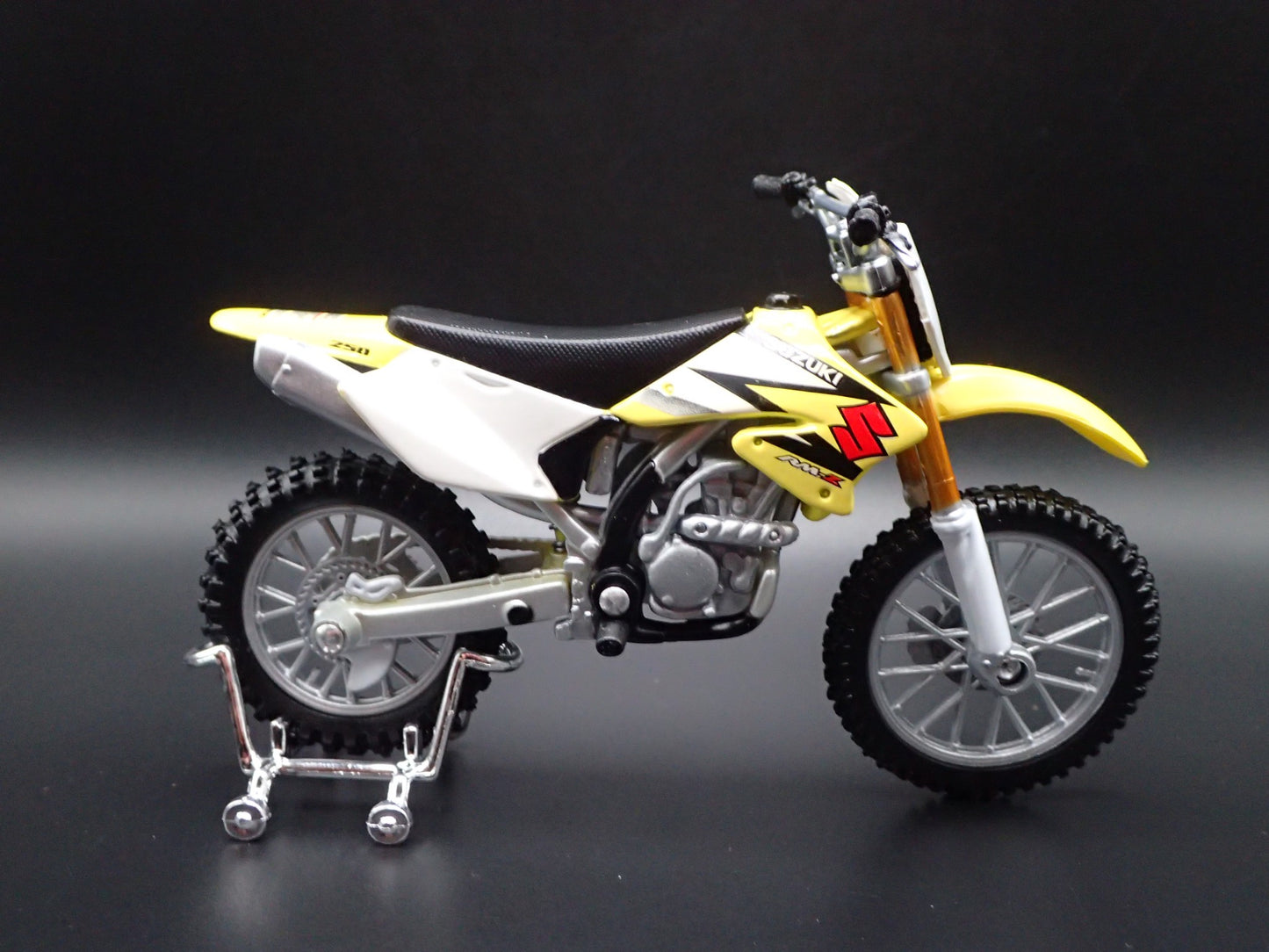 SUZUKI RM Z250 DIRT BIKE MOTORCYCLE YELLOW 1/18 SCALE DIORAMA DIECAST MODEL BIKE