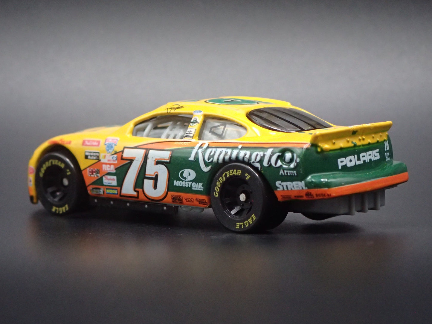1998 98 FORD TAURUS 75 RICK MAST NASCAR 1:64 SCALE DIORAMA DIECAST MODEL CAR