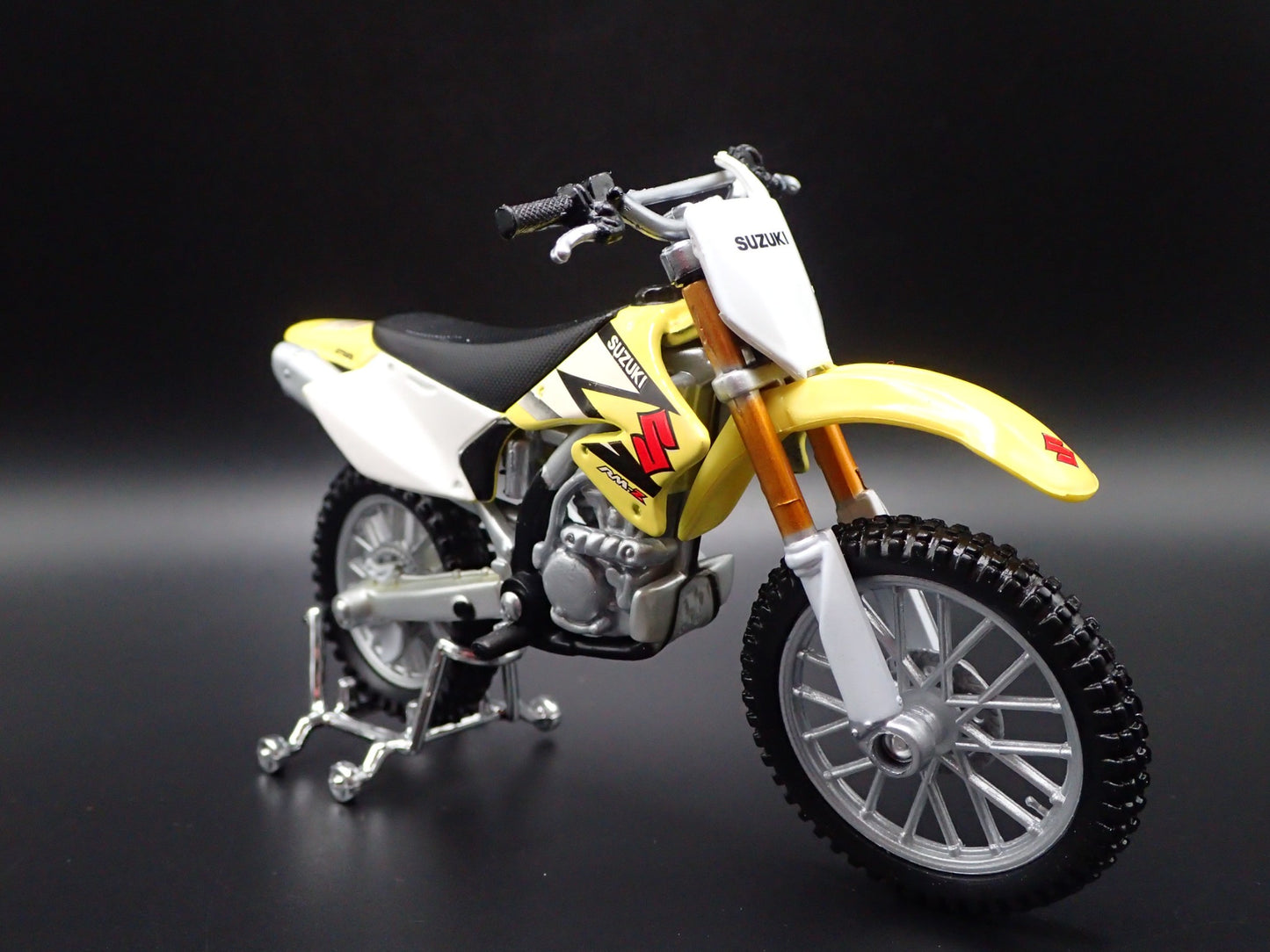 SUZUKI RM Z250 DIRT BIKE MOTORCYCLE YELLOW 1/18 SCALE DIORAMA DIECAST MODEL BIKE