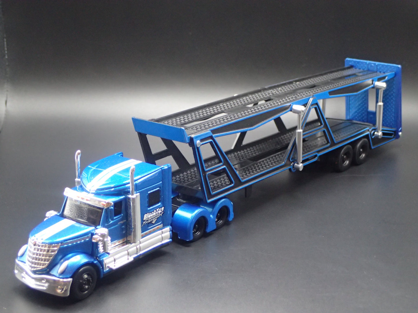 INTERNATIONAL LONESTAR & CAR TRANSPORTER HAULER TRAILER 1:64 SCALE DIECAST MODEL