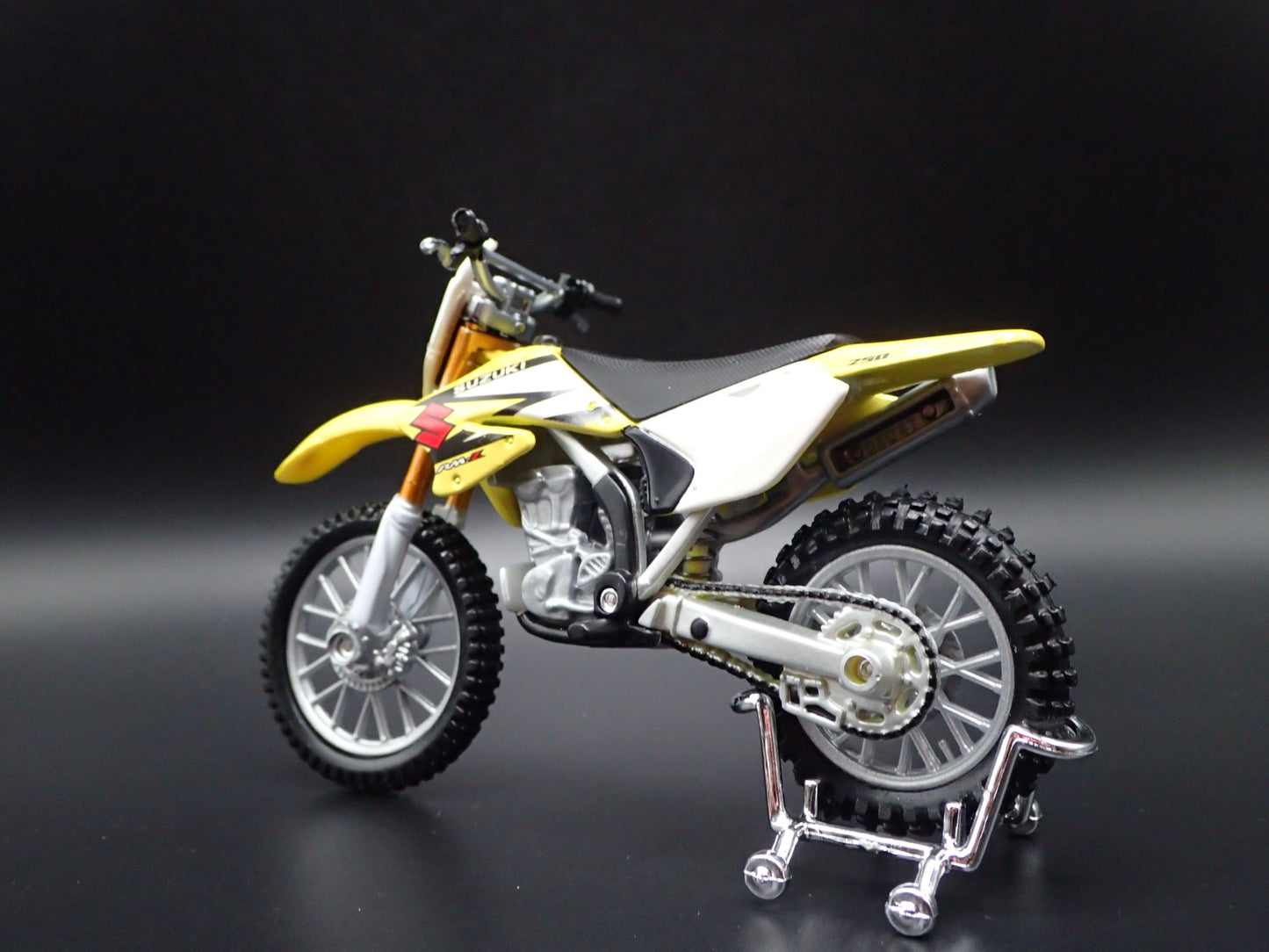 SUZUKI RM Z250 DIRT BIKE MOTORCYCLE YELLOW 1/18 SCALE DIORAMA DIECAST MODEL BIKE
