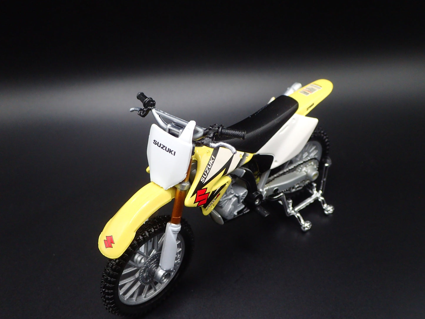 SUZUKI RM Z250 DIRT BIKE MOTORCYCLE YELLOW 1/18 SCALE DIORAMA DIECAST MODEL BIKE