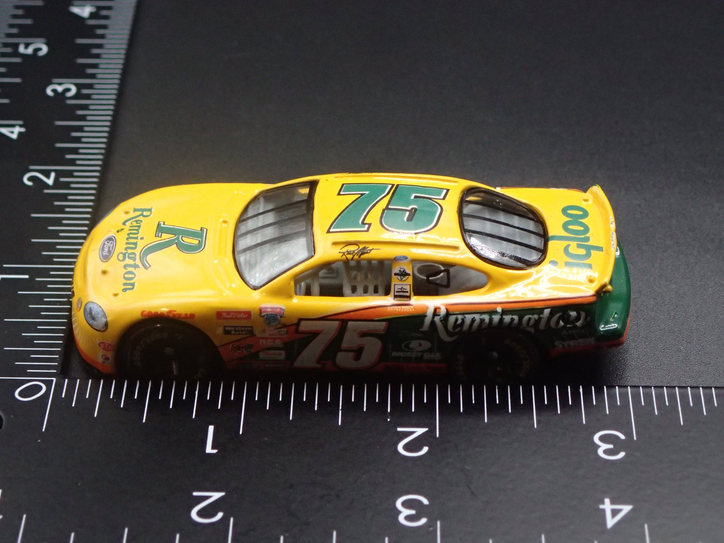 1998 98 FORD TAURUS 75 RICK MAST NASCAR 1:64 SCALE DIORAMA DIECAST MODEL CAR