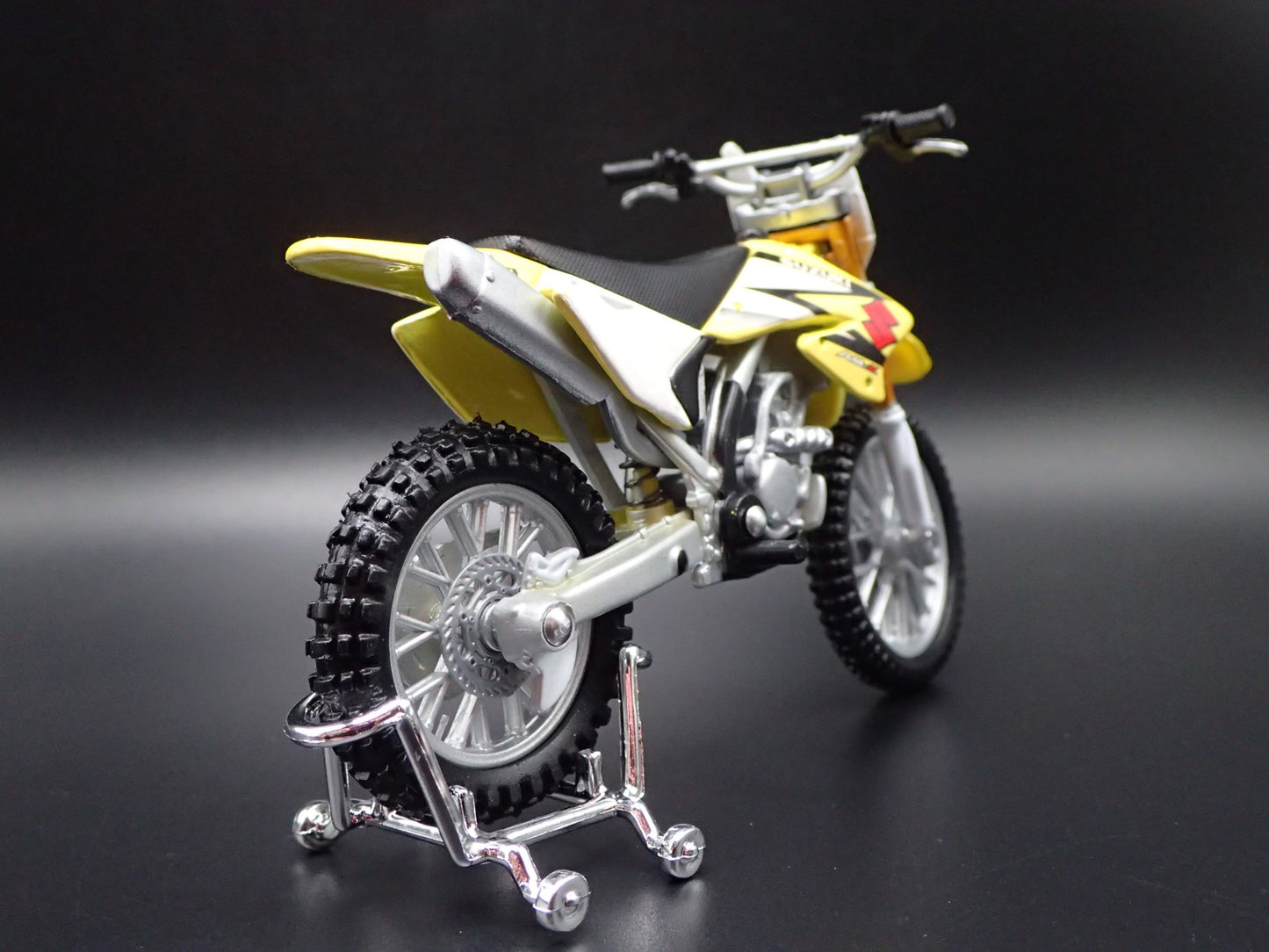 SUZUKI RM Z250 DIRT BIKE MOTORCYCLE YELLOW 1/18 SCALE DIORAMA DIECAST MODEL BIKE