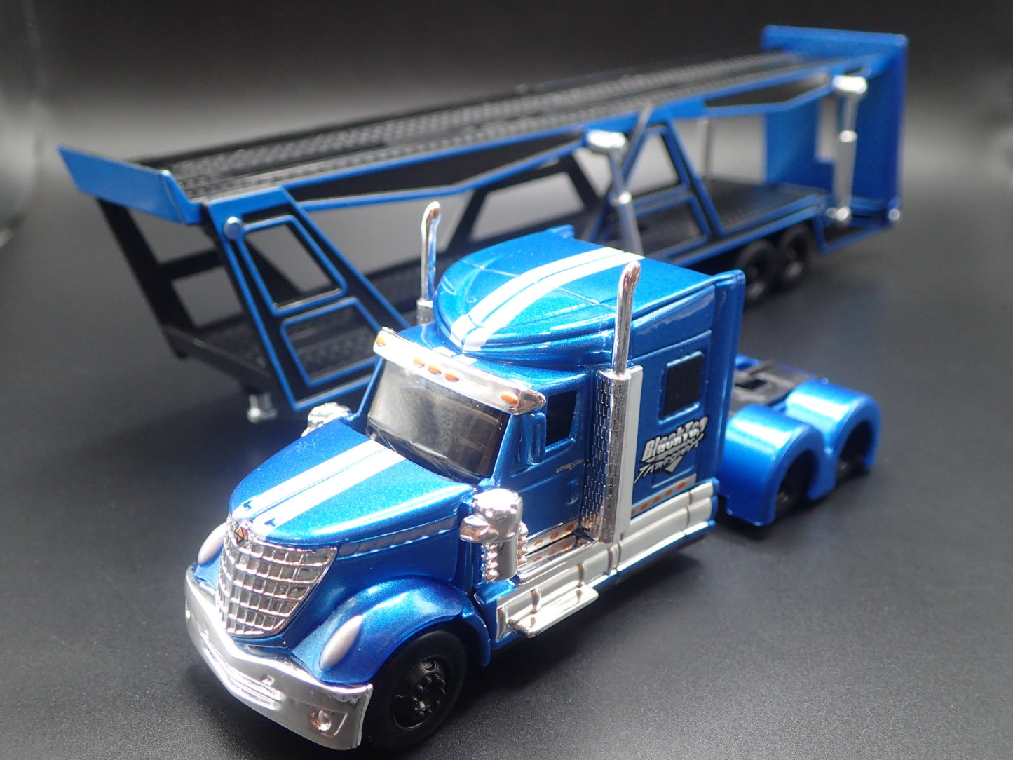 INTERNATIONAL LONESTAR & CAR TRANSPORTER HAULER TRAILER 1:64 SCALE DIECAST MODEL