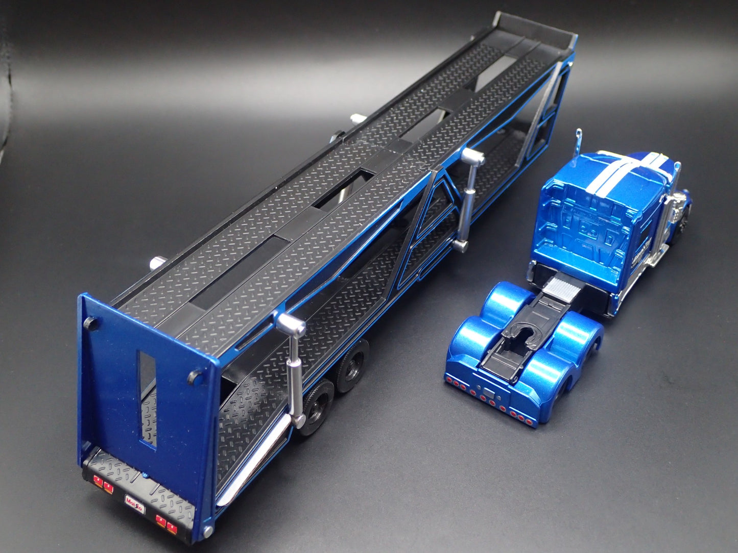 INTERNATIONAL LONESTAR & CAR TRANSPORTER HAULER TRAILER 1:64 SCALE DIECAST MODEL