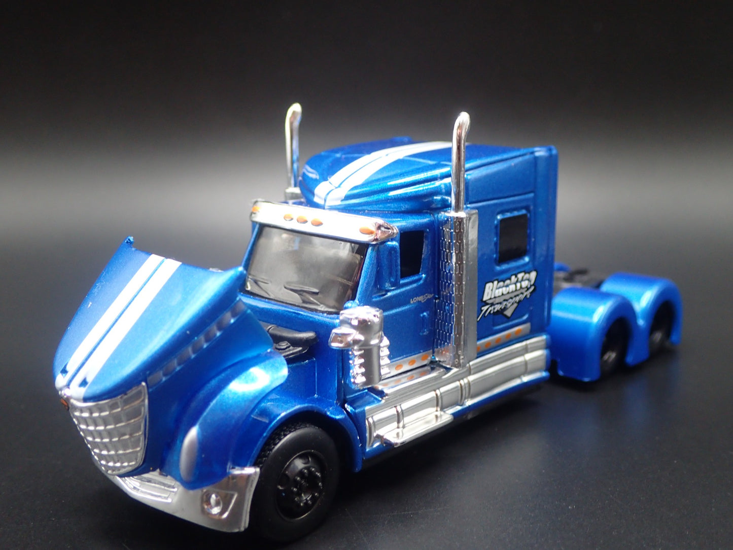 INTERNATIONAL LONESTAR & CAR TRANSPORTER HAULER TRAILER 1:64 SCALE DIECAST MODEL