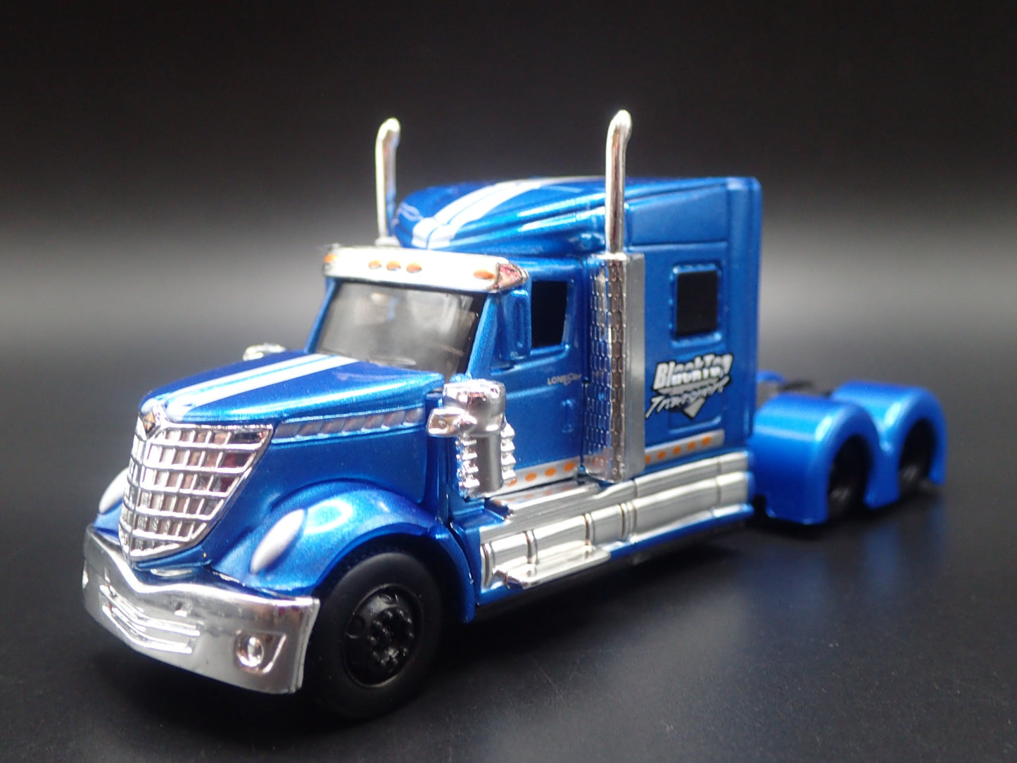 INTERNATIONAL LONESTAR & CAR TRANSPORTER HAULER TRAILER 1:64 SCALE DIECAST MODEL