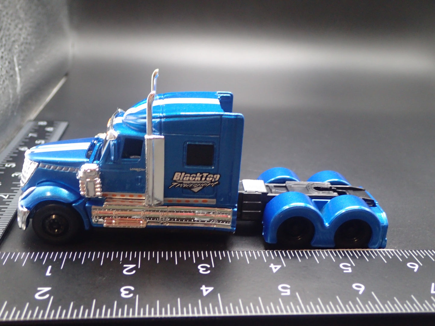 INTERNATIONAL LONESTAR & CAR TRANSPORTER HAULER TRAILER 1:64 SCALE DIECAST MODEL
