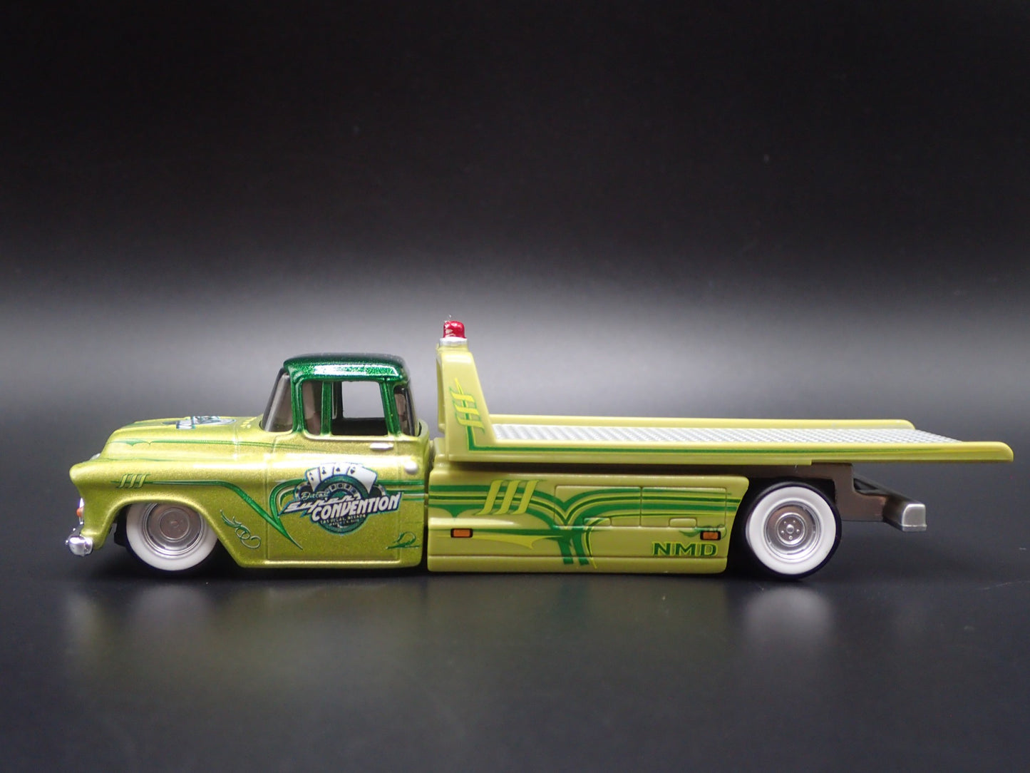 1957 CHEVY CHEVROLET FLATBED RAMP TRUCK TOW TRUCK 1:64 SCALE DIECAST MODEL CAR