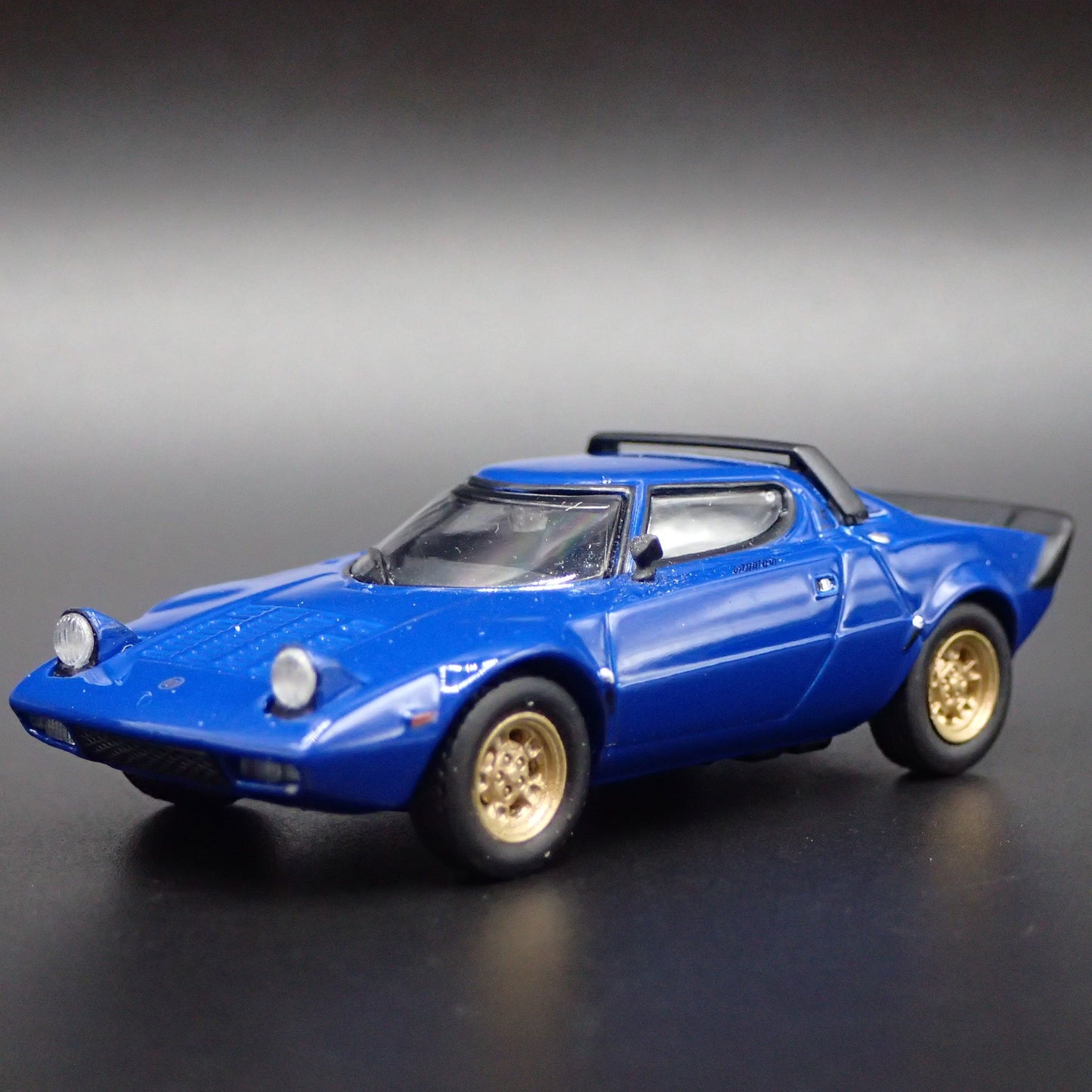 1973-1978 LANCIA STRATOS HF STRADALE BLUE 1:64 SCALE DIORAMA DIECAST MODEL CAR