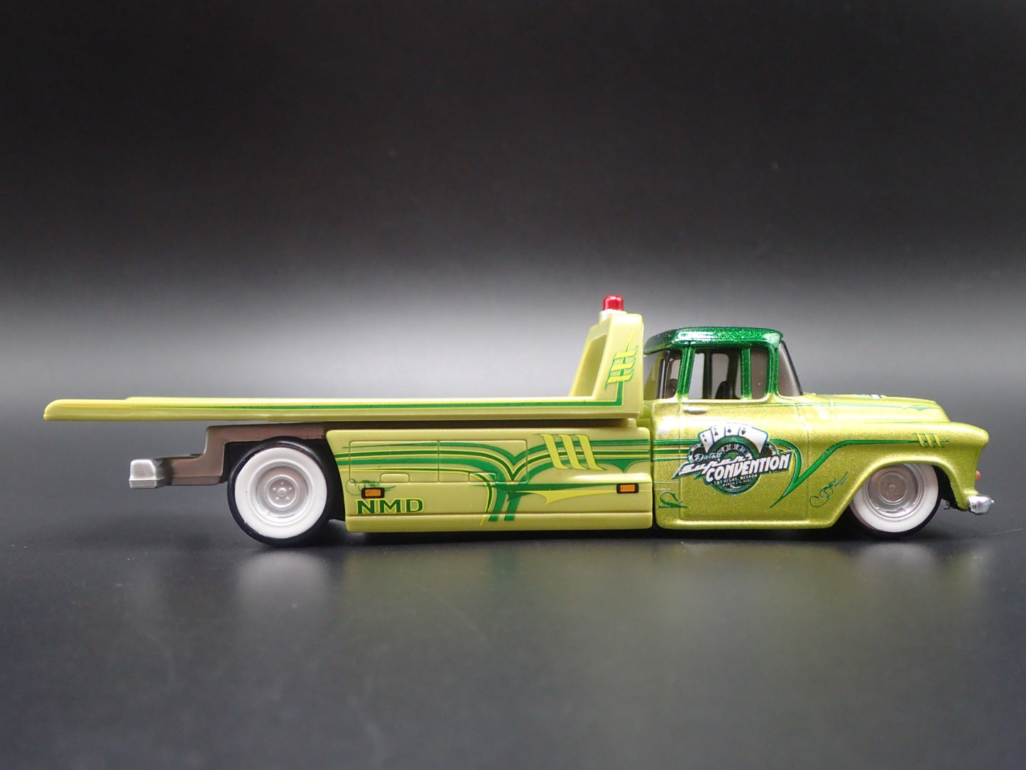 1957 CHEVY CHEVROLET FLATBED RAMP TRUCK TOW TRUCK 1:64 SCALE DIECAST MODEL CAR