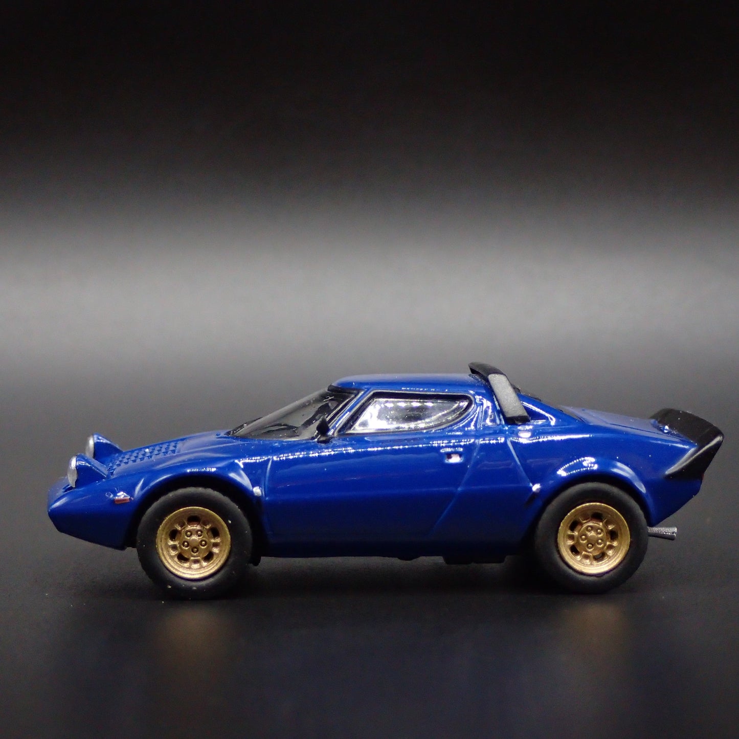 1973-1978 LANCIA STRATOS HF STRADALE BLUE 1:64 SCALE DIORAMA DIECAST MODEL CAR