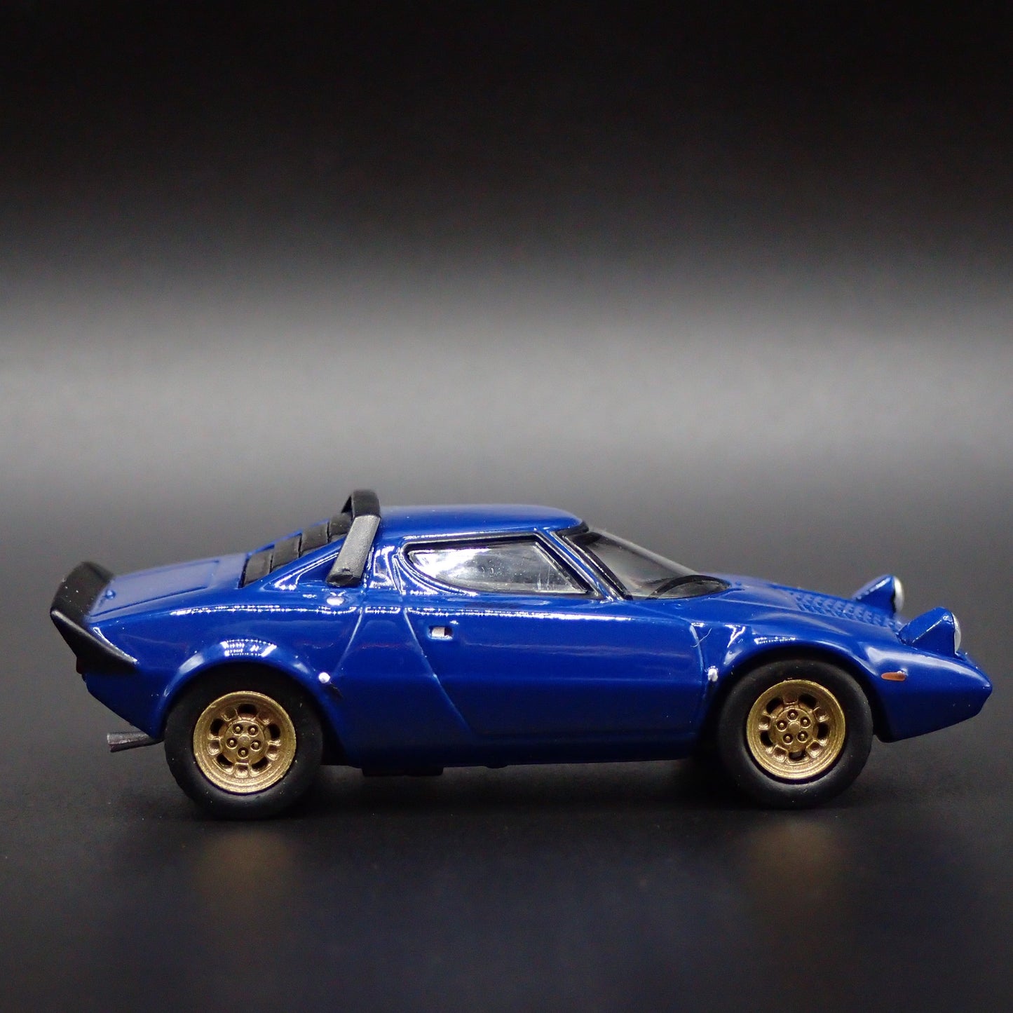 1973-1978 LANCIA STRATOS HF STRADALE BLUE 1:64 SCALE DIORAMA DIECAST MODEL CAR