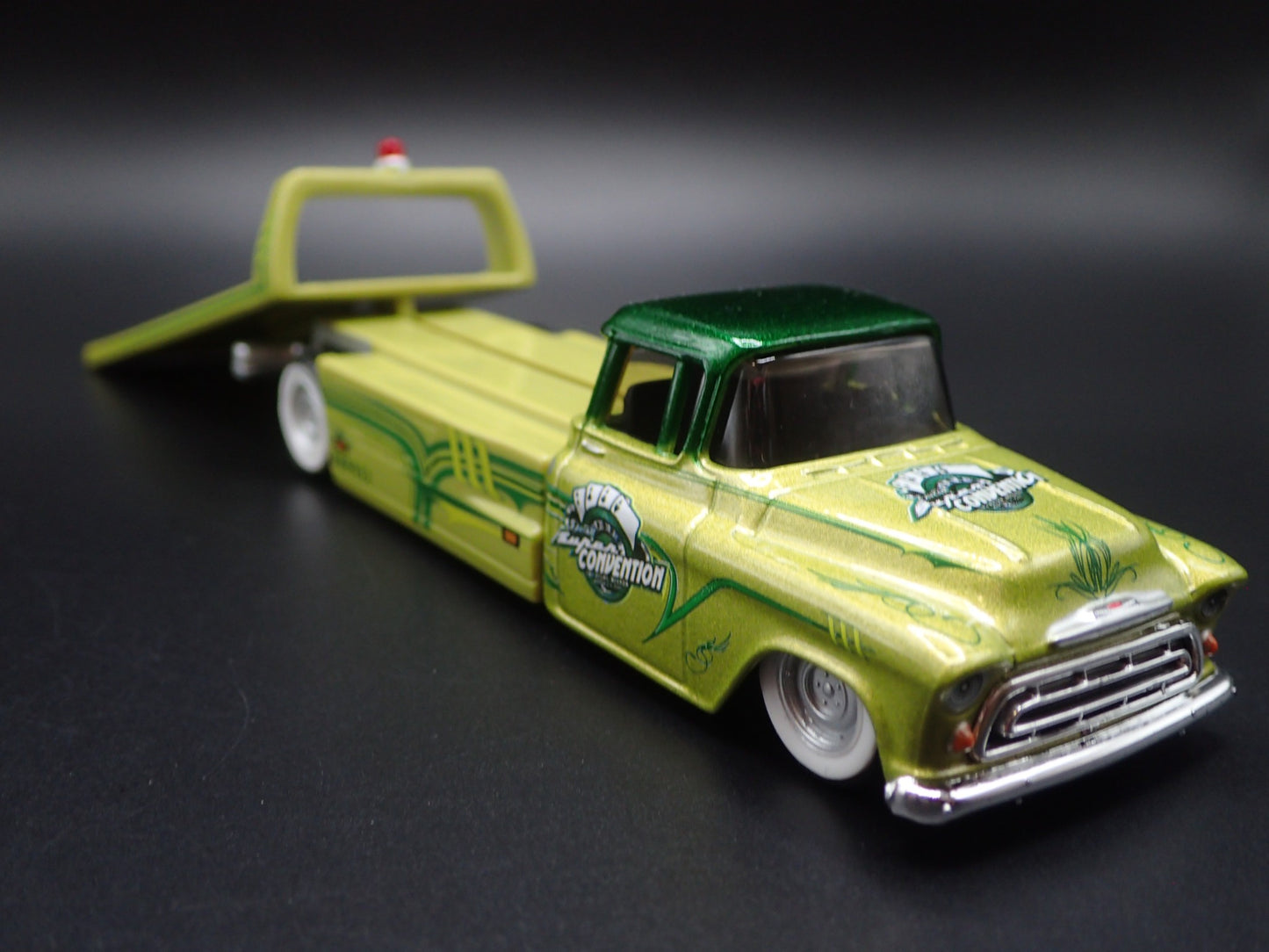 1957 CHEVY CHEVROLET FLATBED RAMP TRUCK TOW TRUCK 1:64 SCALE DIECAST MODEL CAR