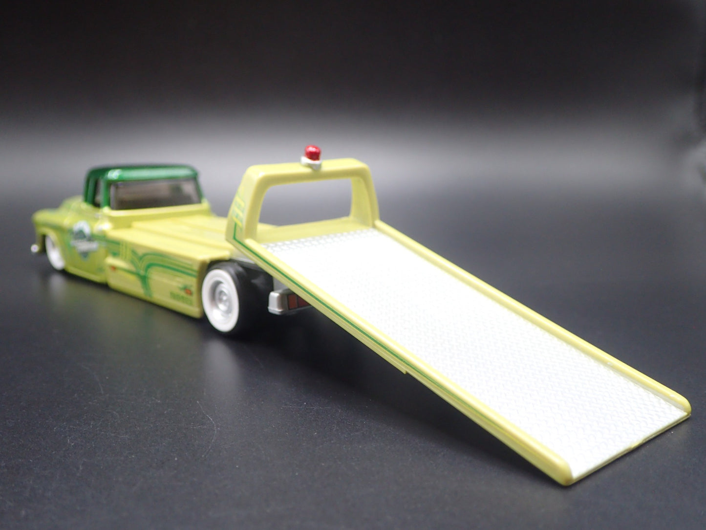1957 CHEVY CHEVROLET FLATBED RAMP TRUCK TOW TRUCK 1:64 SCALE DIECAST MODEL CAR