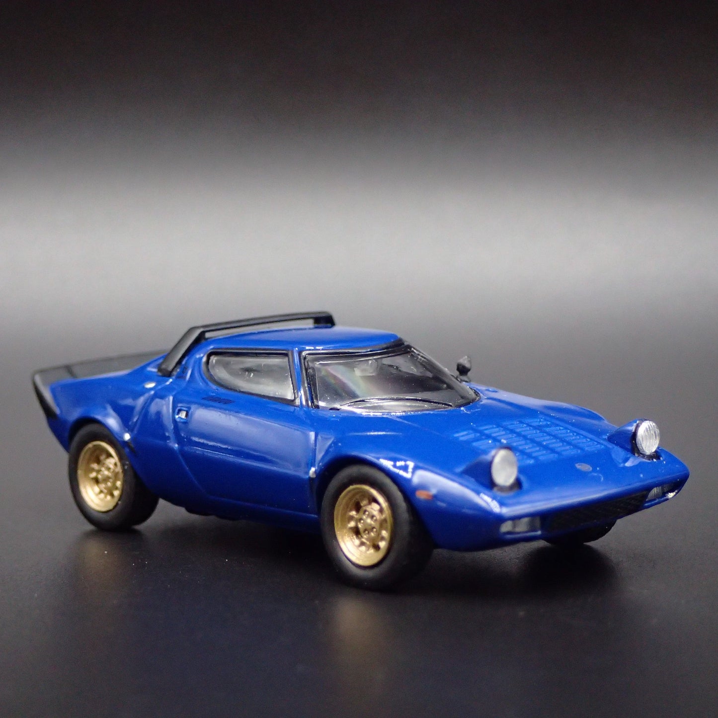 1973-1978 LANCIA STRATOS HF STRADALE BLUE 1:64 SCALE DIORAMA DIECAST MODEL CAR