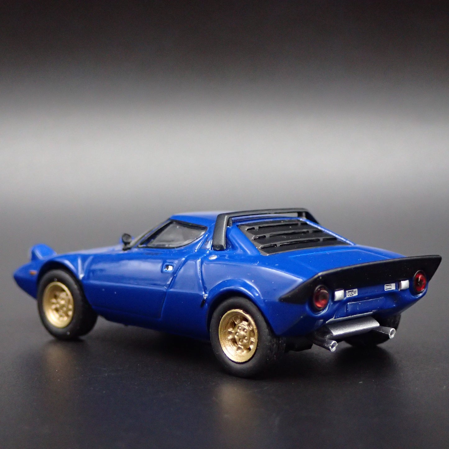 1973-1978 LANCIA STRATOS HF STRADALE BLUE 1:64 SCALE DIORAMA DIECAST MODEL CAR