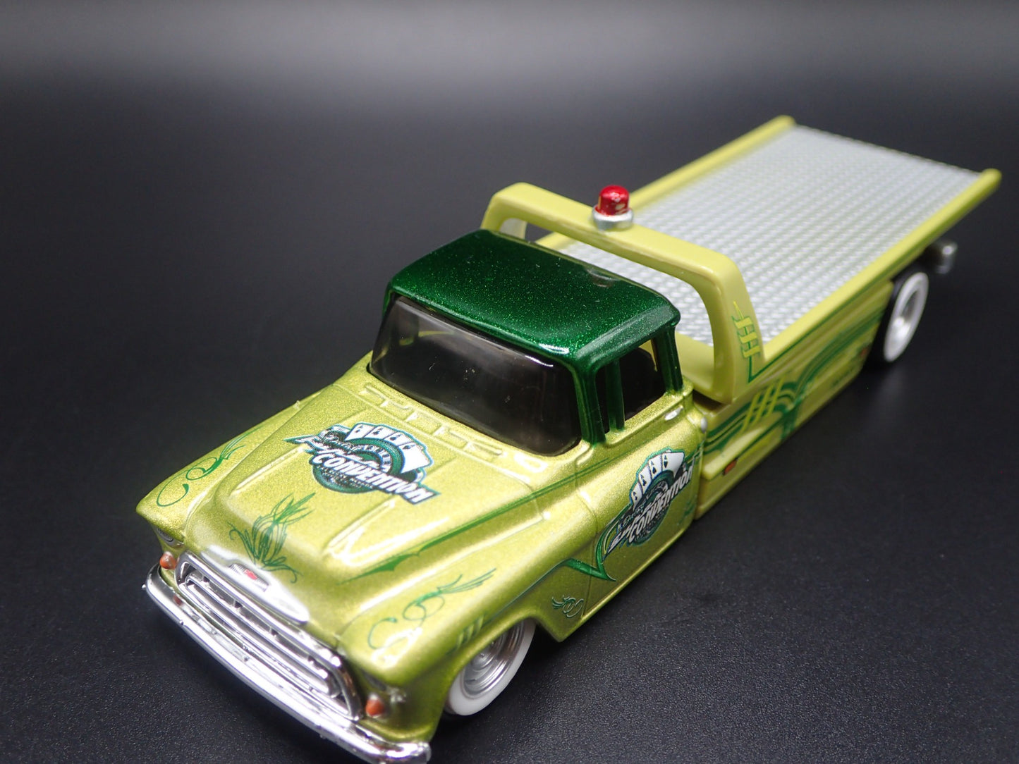 1957 CHEVY CHEVROLET FLATBED RAMP TRUCK TOW TRUCK 1:64 SCALE DIECAST MODEL CAR