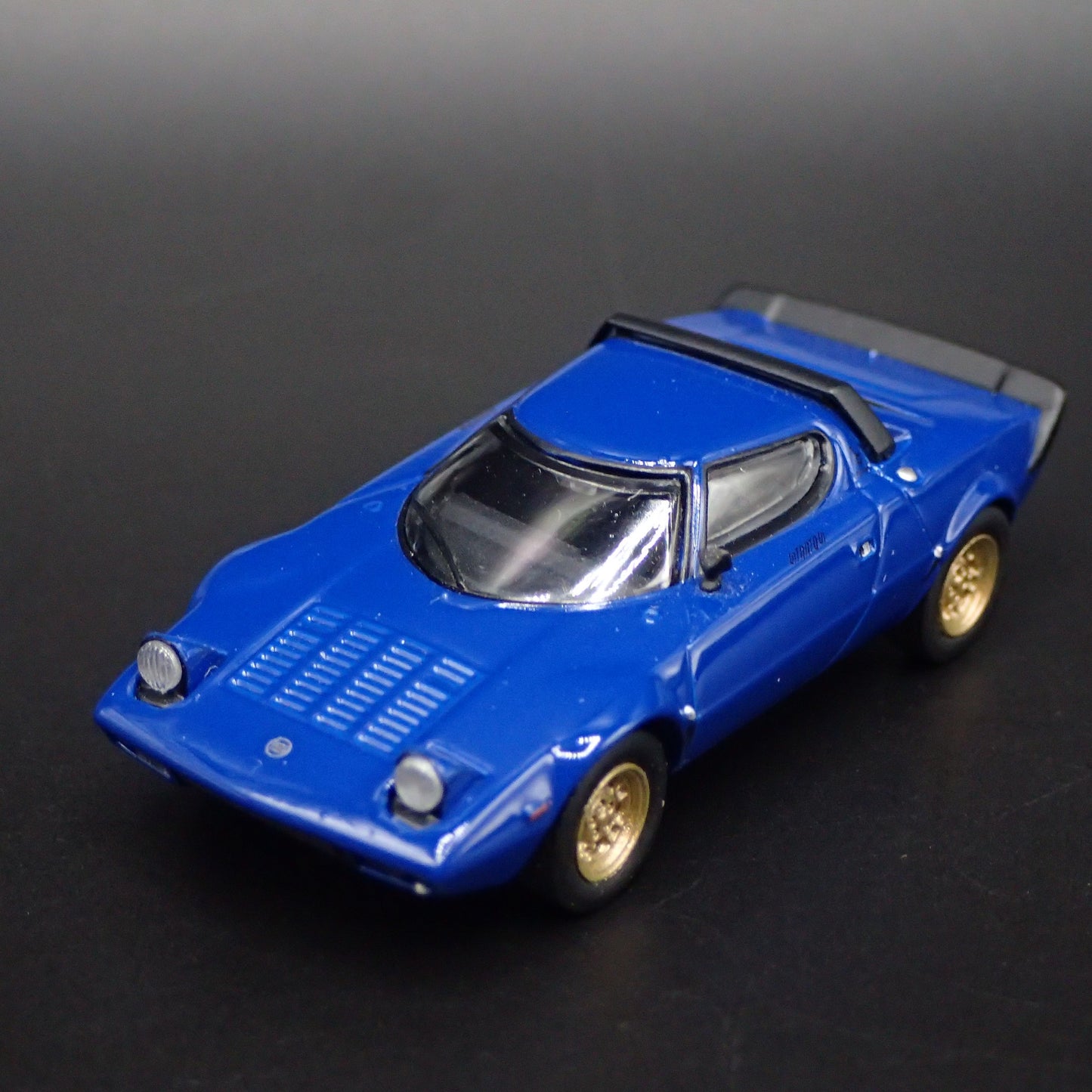 1973-1978 LANCIA STRATOS HF STRADALE BLUE 1:64 SCALE DIORAMA DIECAST MODEL CAR