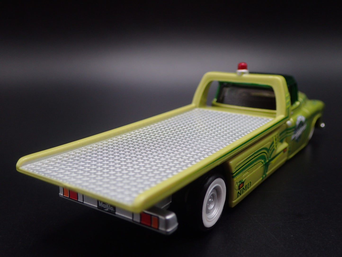 1957 CHEVY CHEVROLET FLATBED RAMP TRUCK TOW TRUCK 1:64 SCALE DIECAST MODEL CAR