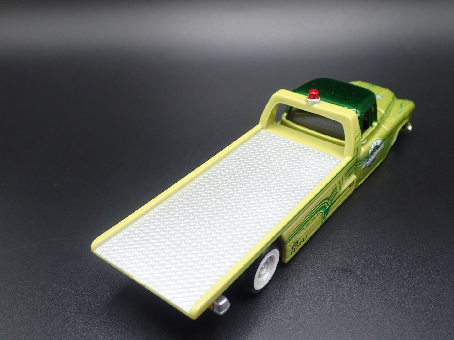 1957 CHEVY CHEVROLET FLATBED RAMP TRUCK TOW TRUCK 1:64 SCALE DIECAST MODEL CAR