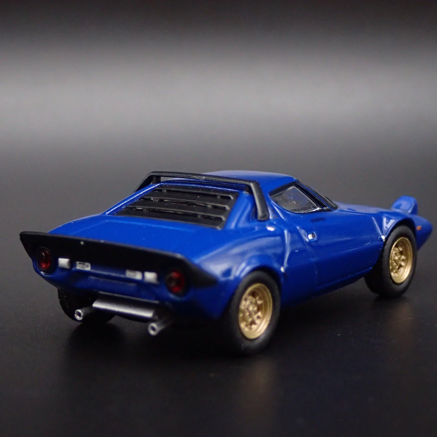 1973-1978 LANCIA STRATOS HF STRADALE BLUE 1:64 SCALE DIORAMA DIECAST MODEL CAR