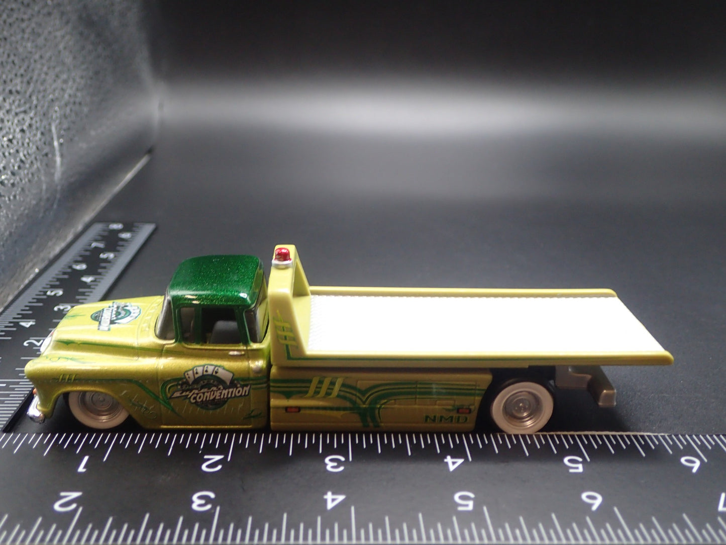 1957 CHEVY CHEVROLET FLATBED RAMP TRUCK TOW TRUCK 1:64 SCALE DIECAST MODEL CAR