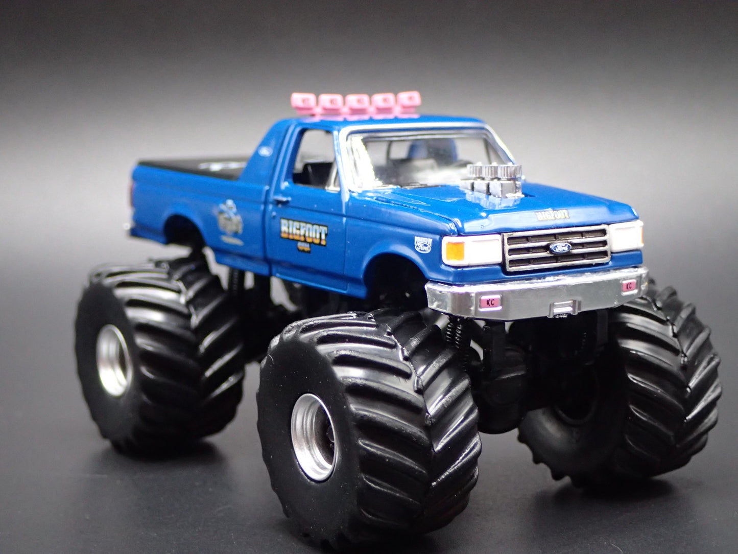 BIGFOOT #4 MONSTER TRUCK 1990 FORD F350 1/64 SCALE COLLECTIBLE DIECAST MODEL CAR