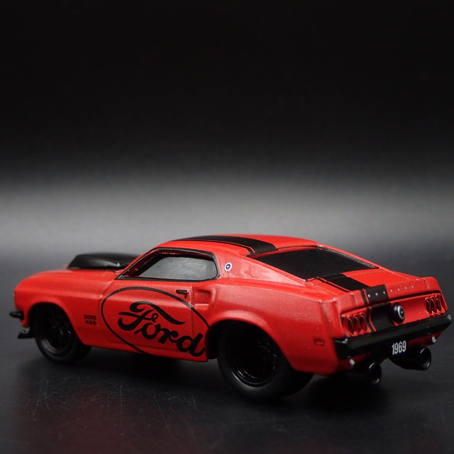 1969 69 FORD MUSTANG BOSS 429 FASTBACK RED 1/64 SCALE DIORAMA DIECAST MODEL CAR