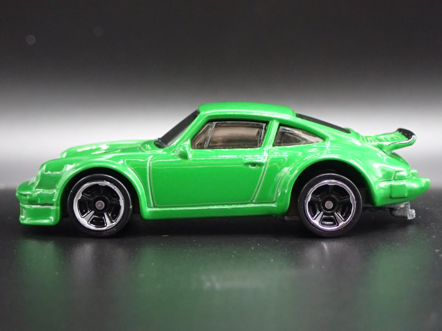 1976-1977 PORSCHE 934 TURBO RSR 1:64 SCALE COLLECTIBLE DIORAMA DIECAST MODEL CAR